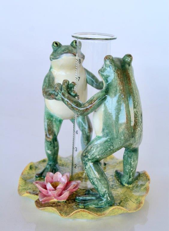 2 FROGS WITH RAIN GAUGE  22X18CM